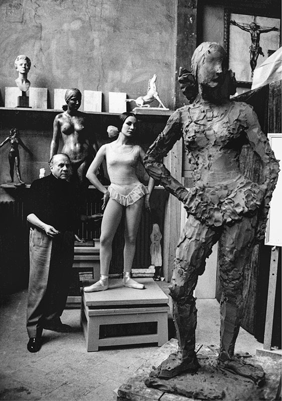Nello studio di Brera con la danzatrice Aida Accolla nel 1967